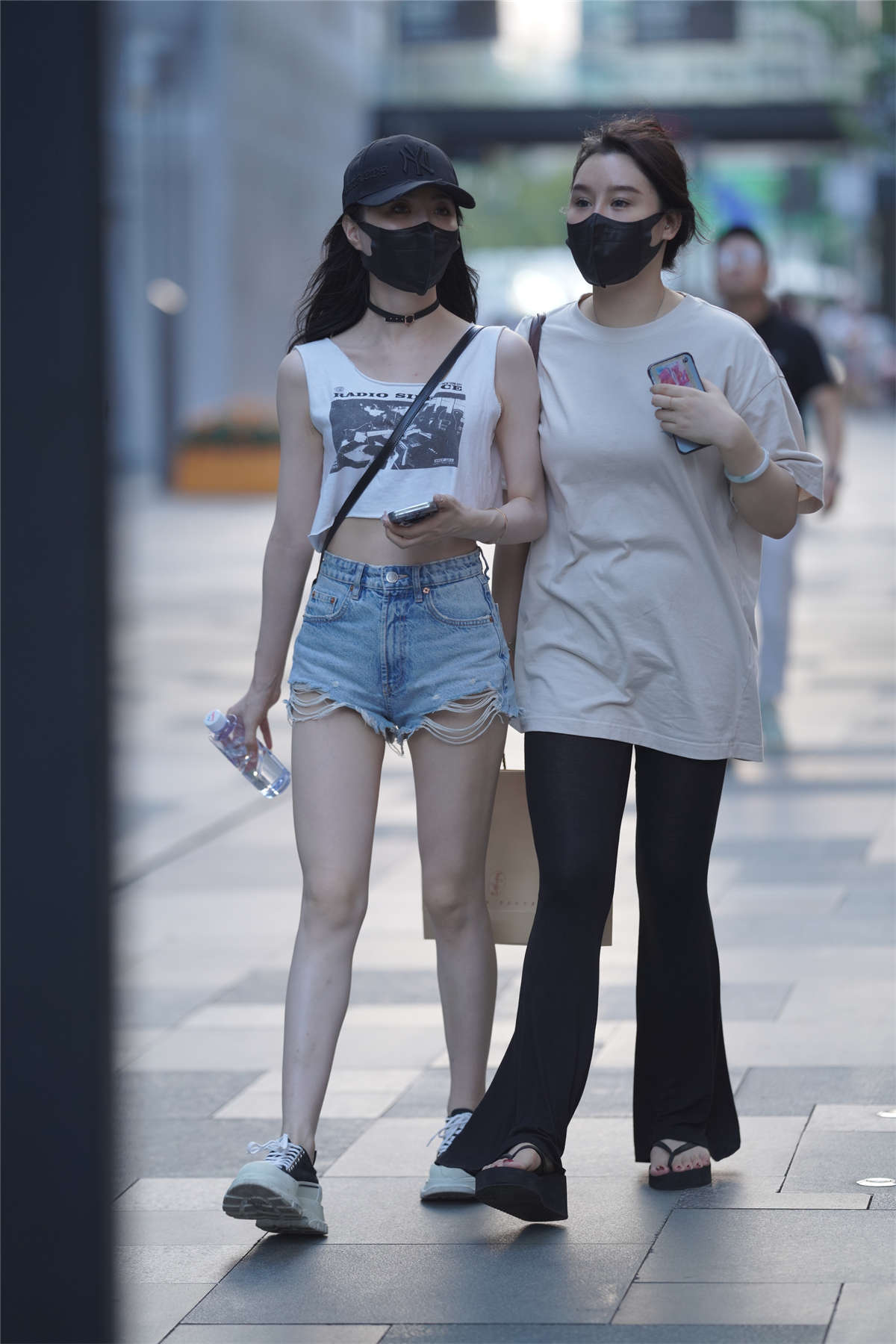 图片[2]-蓝色热裤美腿-日更街拍