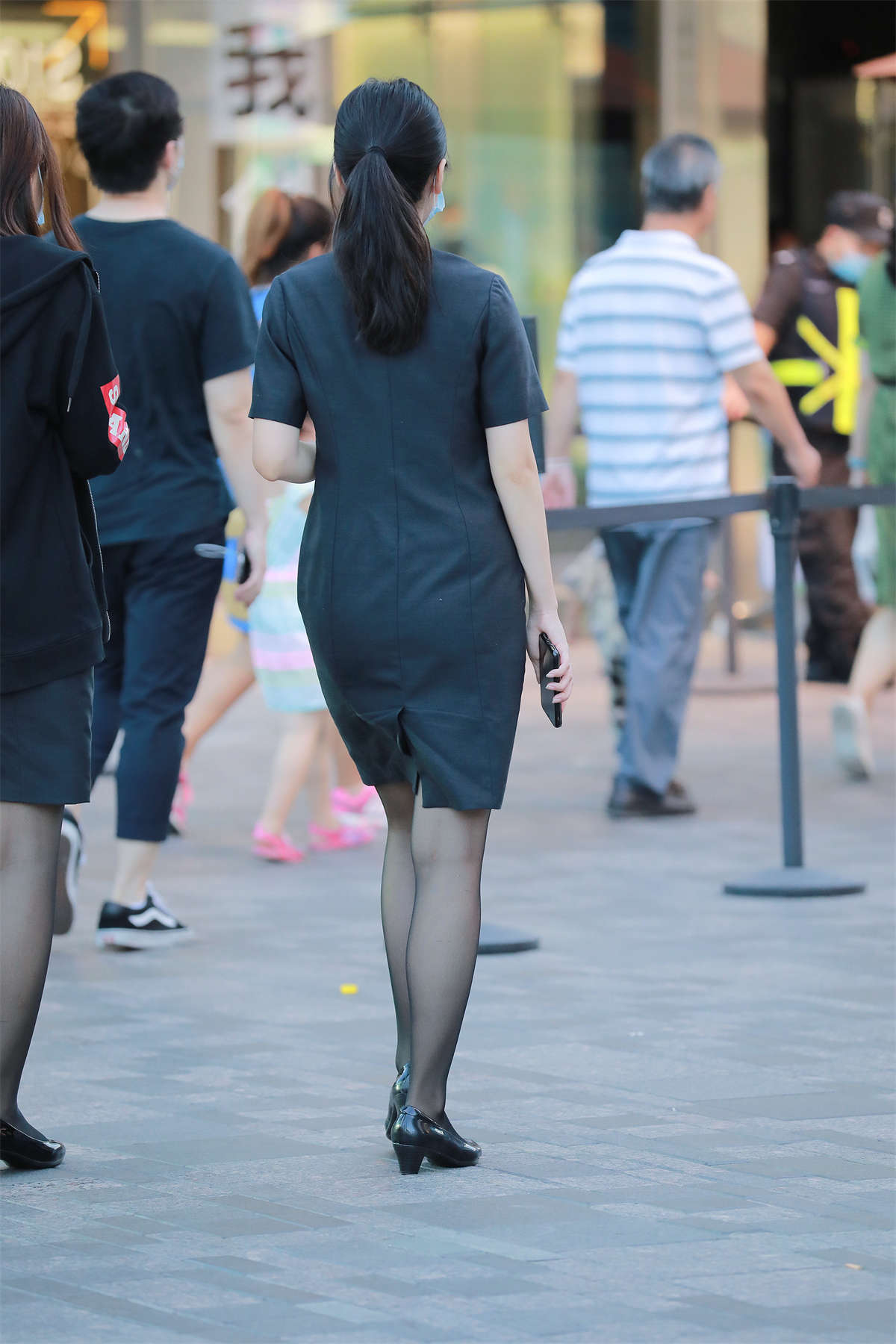 图片[2]-四九城嘎子街拍作品 – 阳光下的黑丝店员-日更街拍