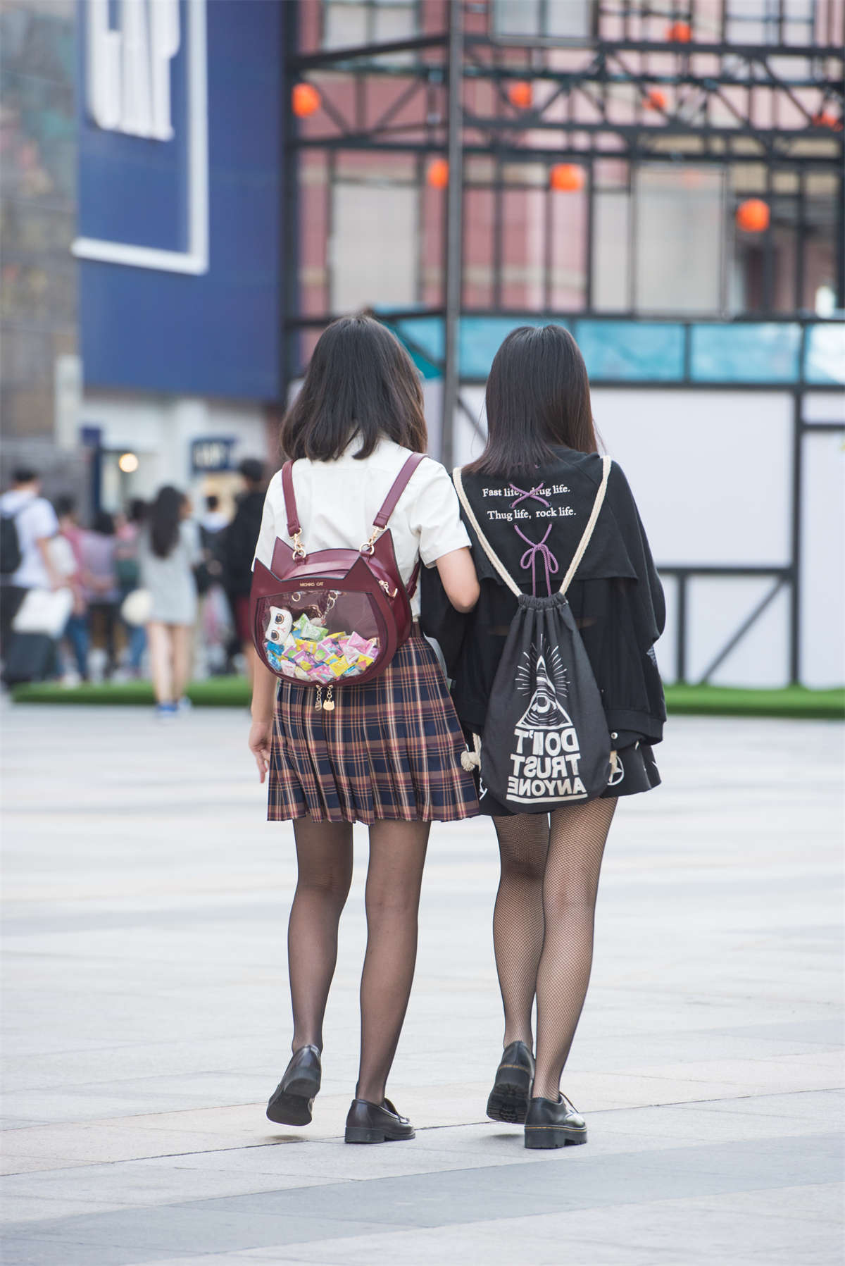 图片[2]-小透明DK街拍作品 – 街拍一起逛街的美少女黑丝网袜-日更街拍