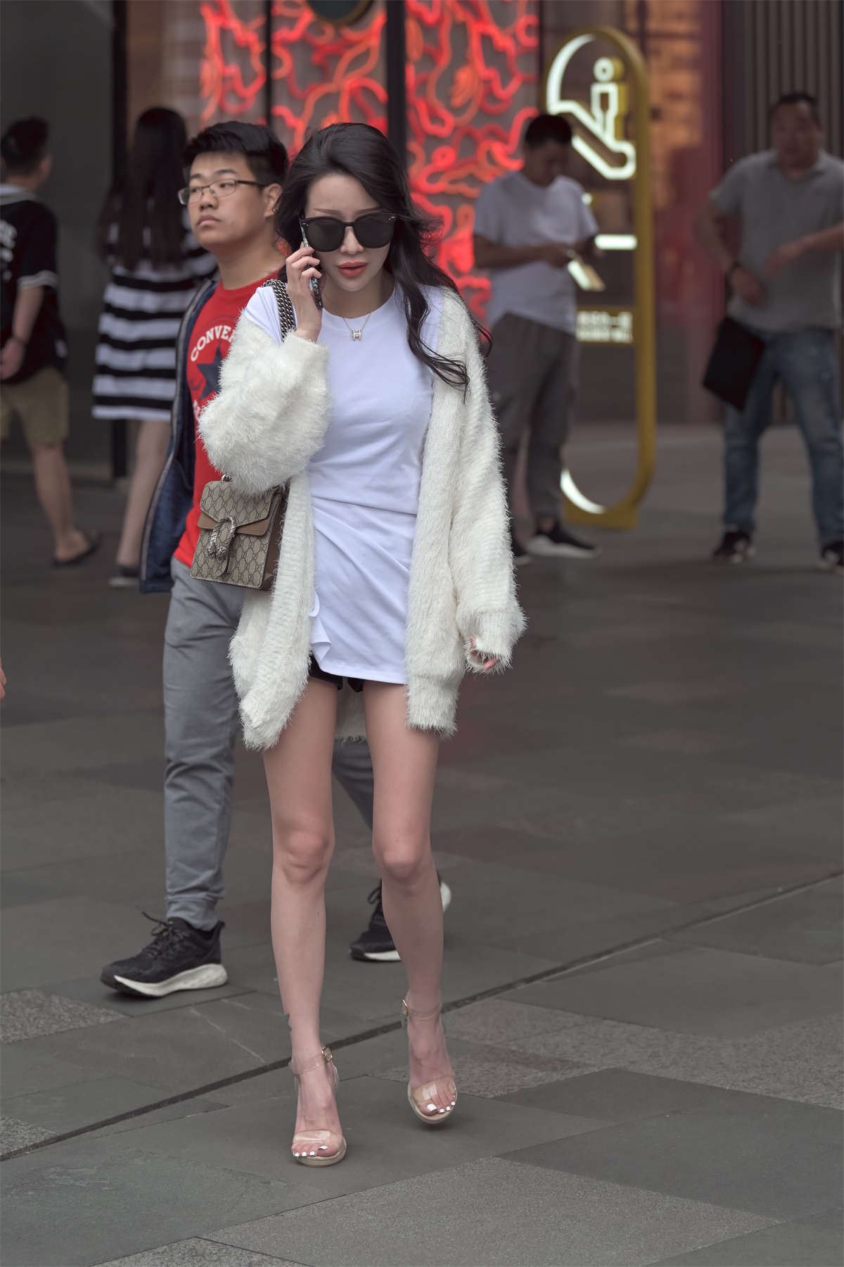 摄霸街拍作品 – 好白的高跟美腿-日更街拍