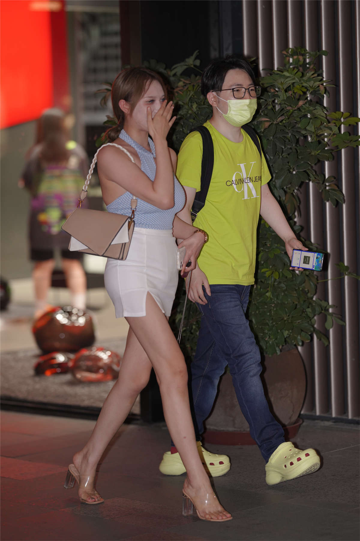 后背纹身的白裙小妹-日更街拍