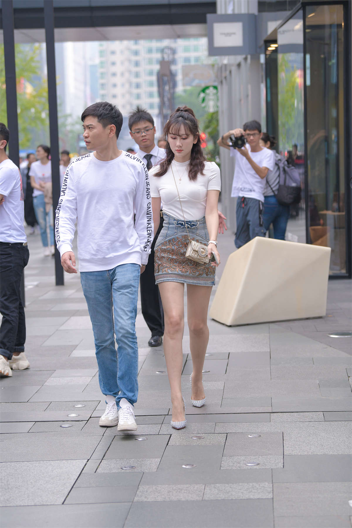 摄神街拍作品 – 柳丁高跟，白皙美腿女友-日更街拍