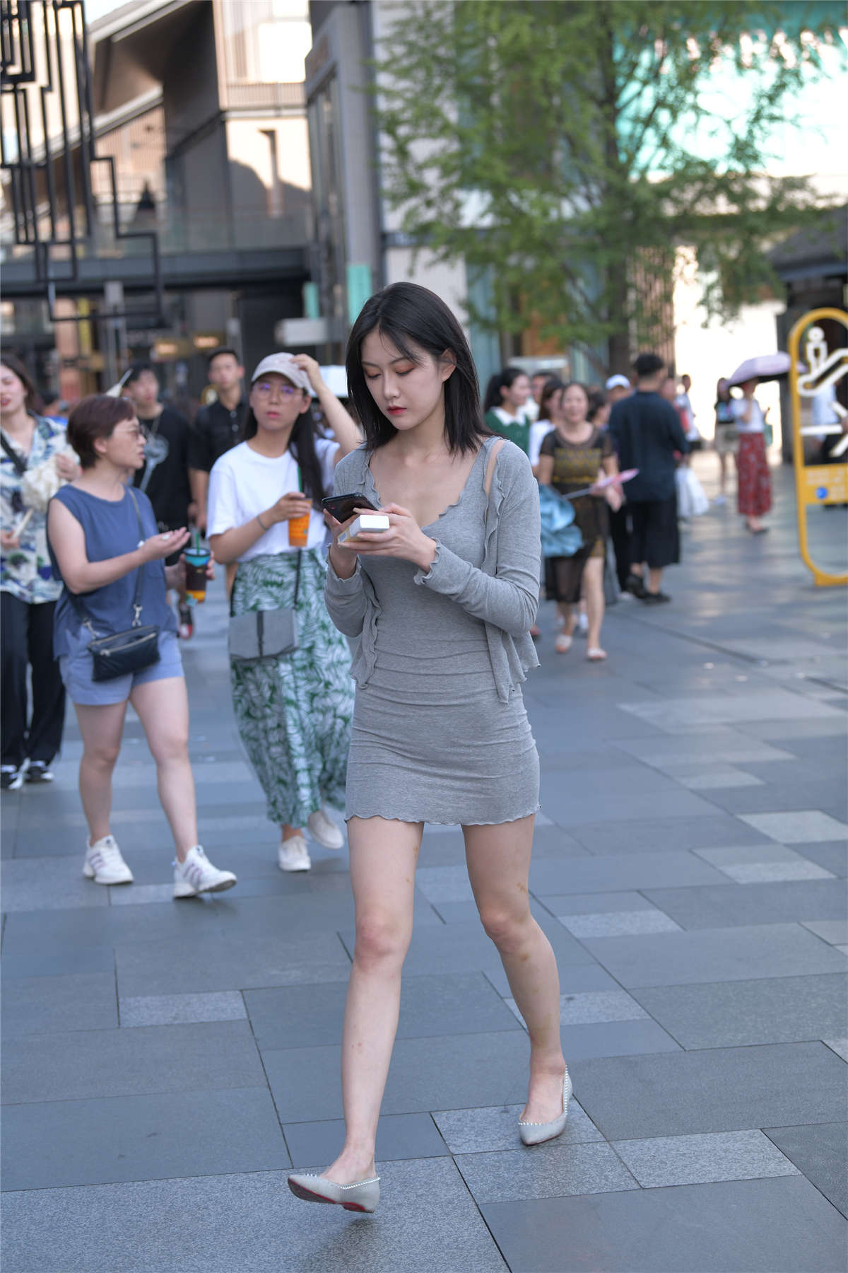 连体紧身包臀裙美女-日更街拍