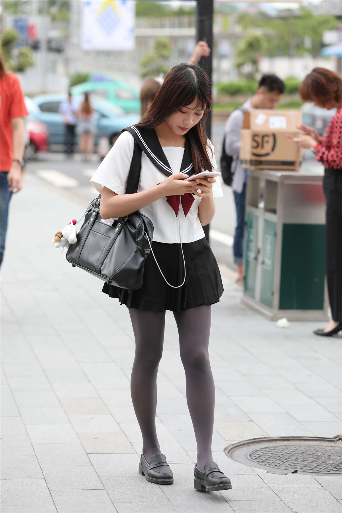 图片[2]-辉辉街拍作品 – 灰色丝袜JK校服美眉-日更街拍