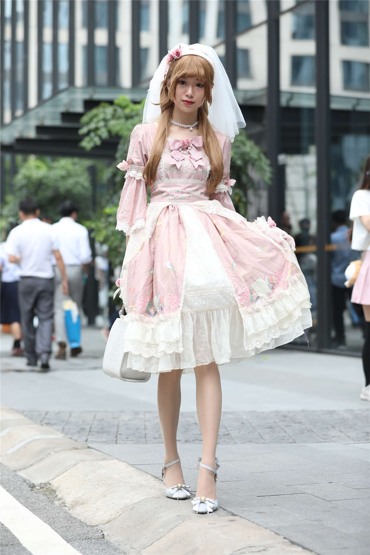 辉辉街拍作品 – 灰色丝袜美腿Lolita-日更街拍