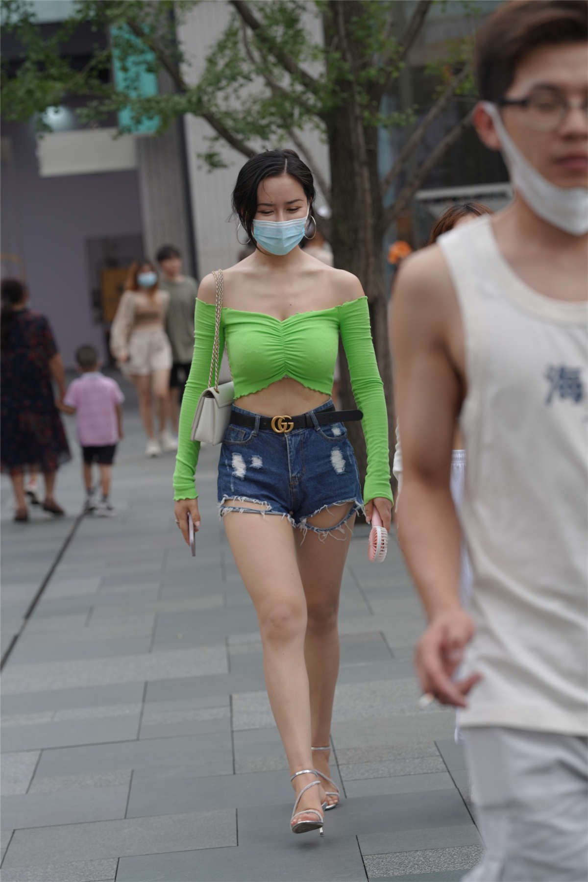 热裤丰腴美女-日更街拍