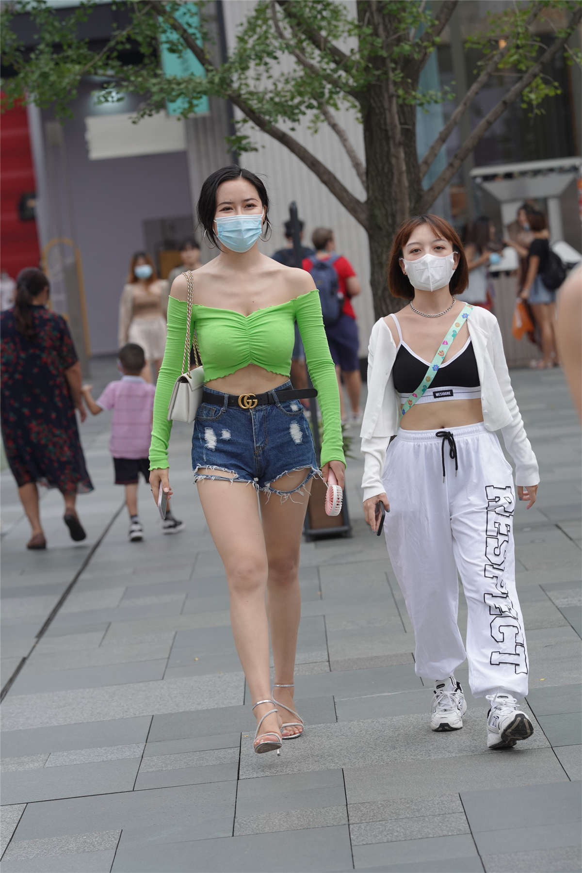 图片[2]-热裤丰腴美女-日更街拍