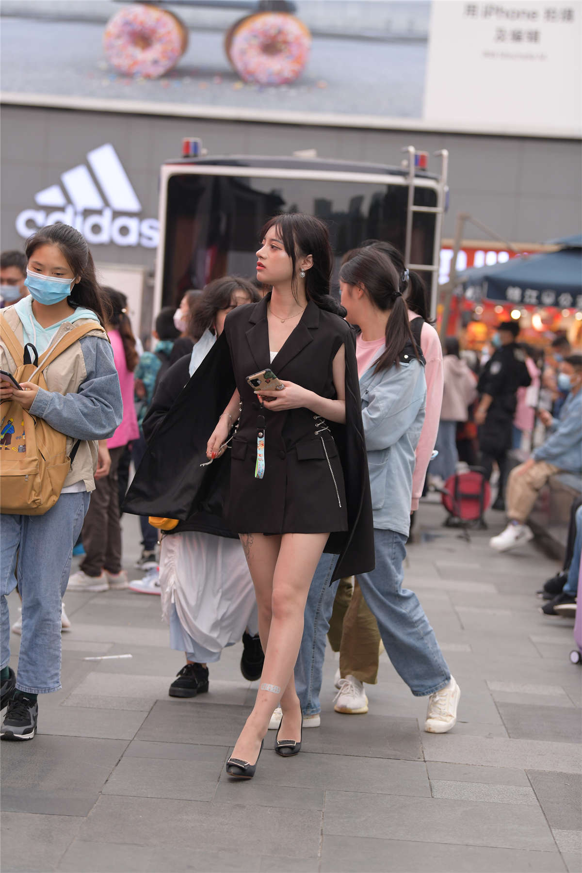 摄神街拍作品 – 步行街中的美腿薄丝美女-日更街拍