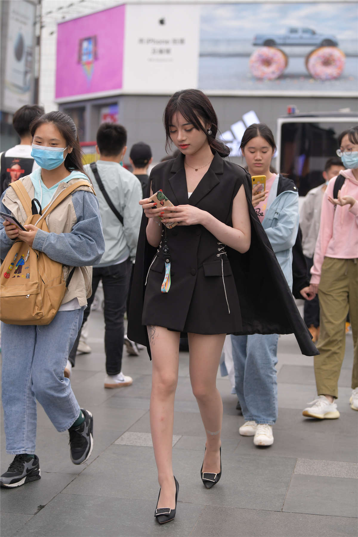 图片[2]-摄神街拍作品 – 步行街中的美腿薄丝美女-日更街拍