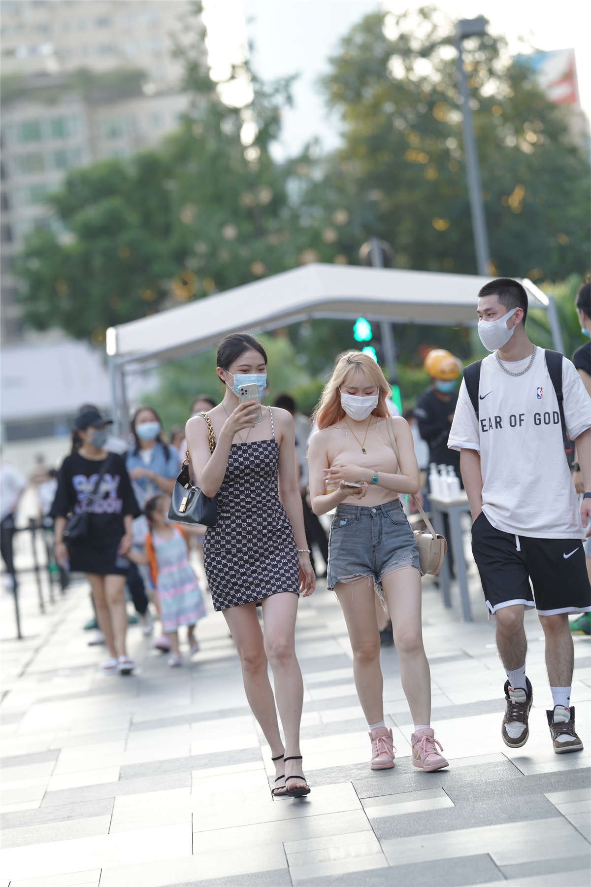 图片[2]-漂亮的吊带连体包臀裙美女-日更街拍