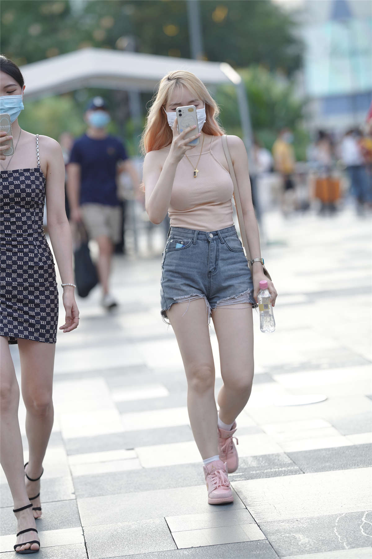 漂亮的吊带连体包臀裙美女-日更街拍