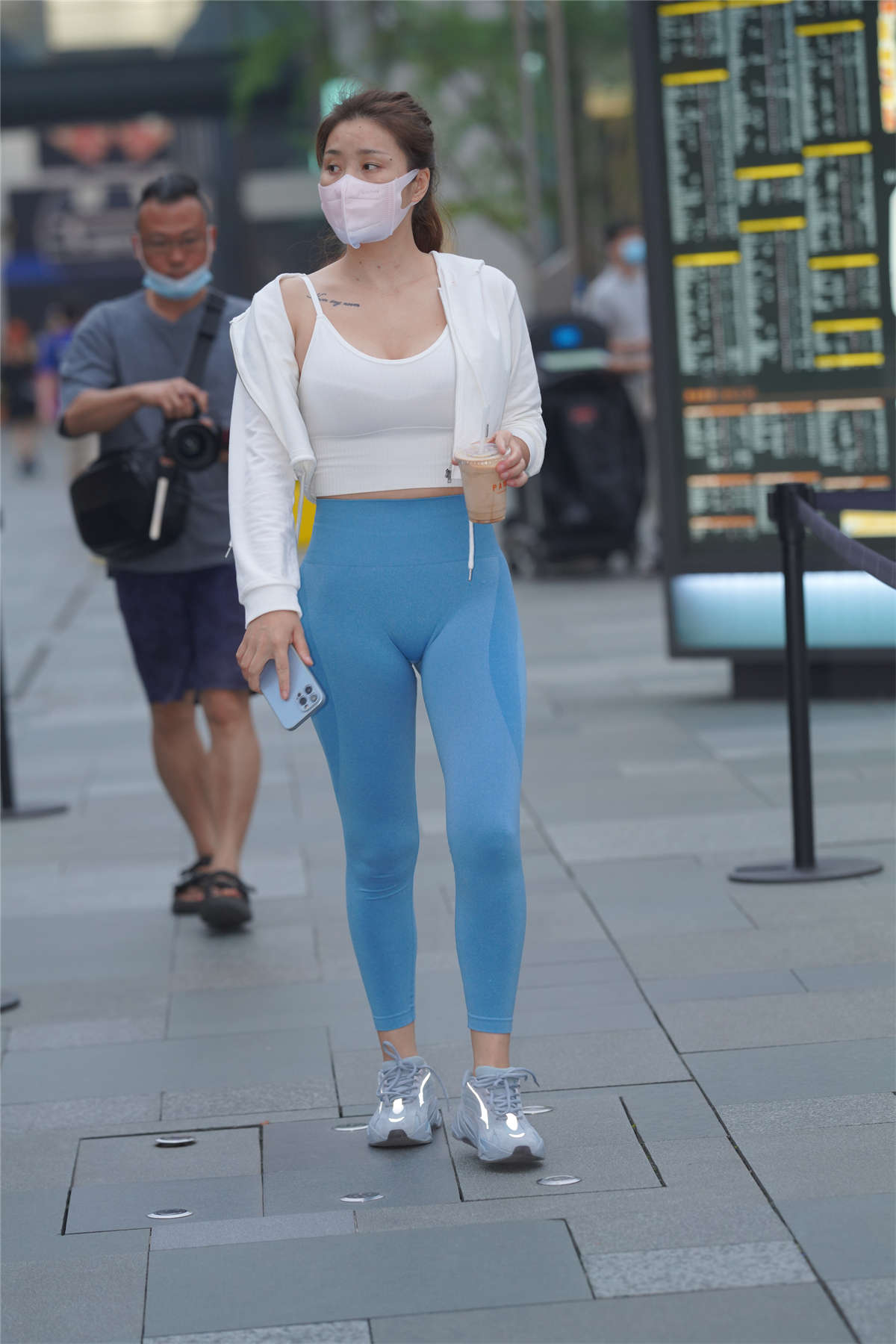 图片[2]-蓝色瑜伽裤美女-日更街拍