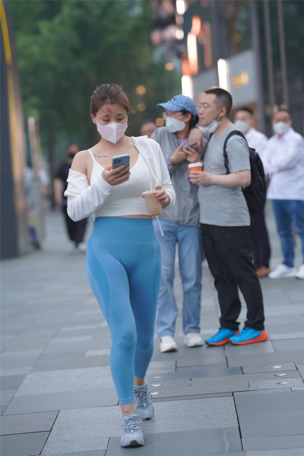 蓝色瑜伽裤美女-日更街拍