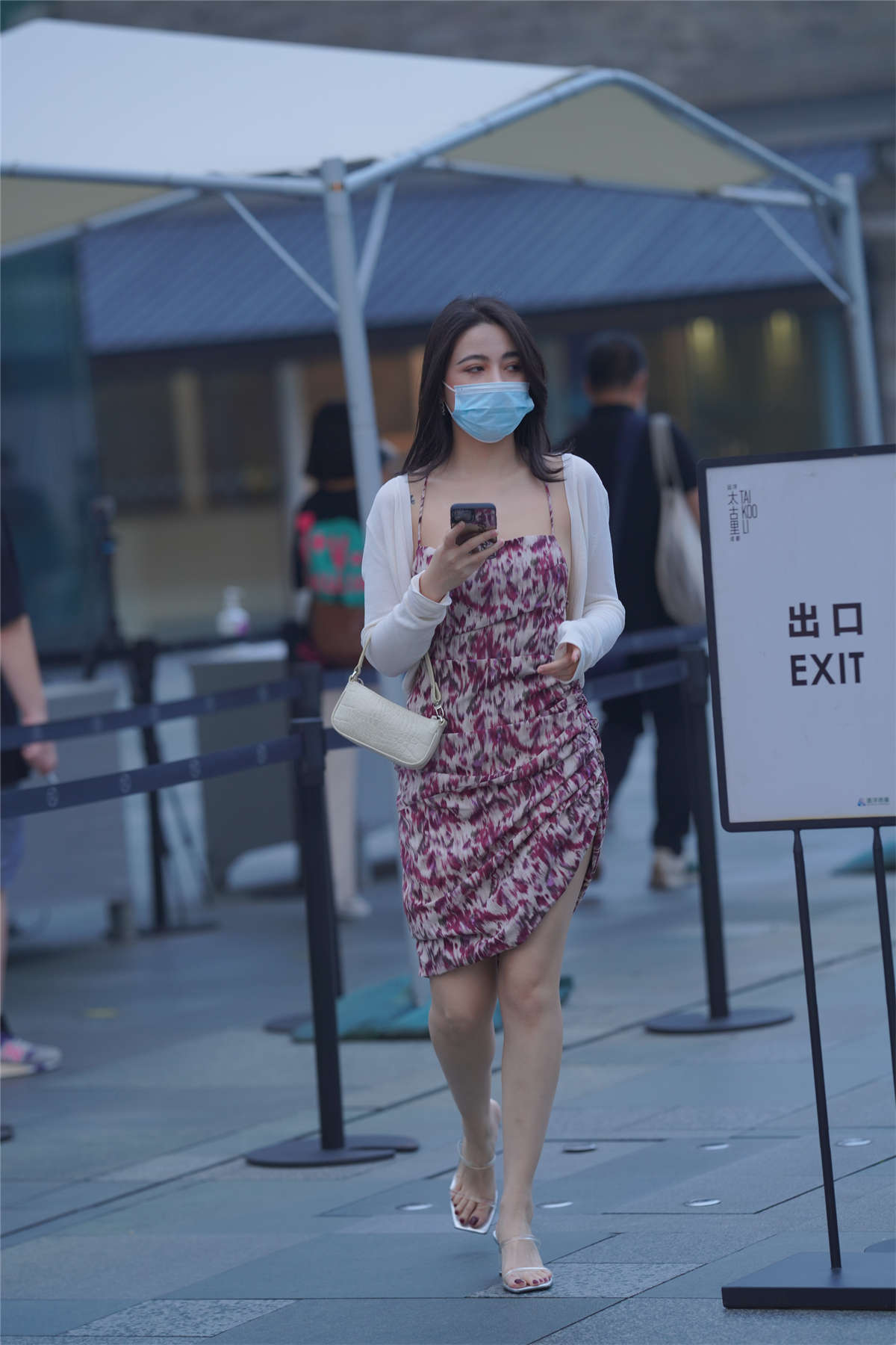 图片[2]-碎花吊带裙少妇-日更街拍