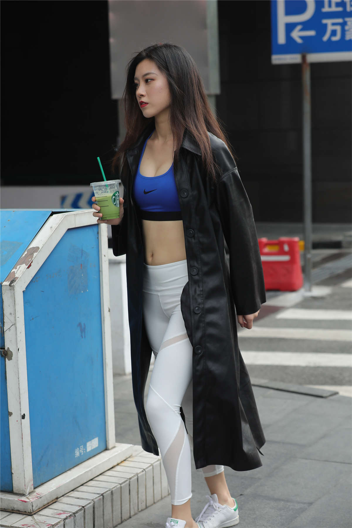 图片[2]-[魔镜原创摄影]白色紧身瑜伽裤美女高清原图-日更街拍