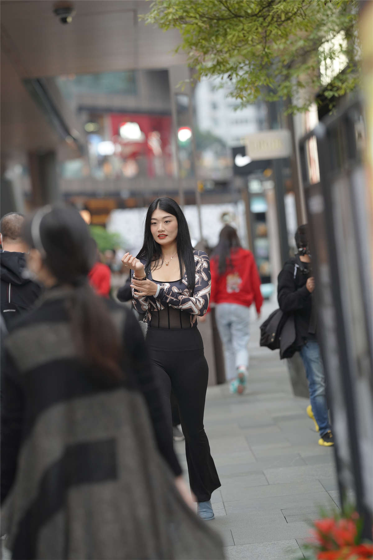 图片[2]-凯恩公爵街拍作品 紧身黑裤-日更街拍