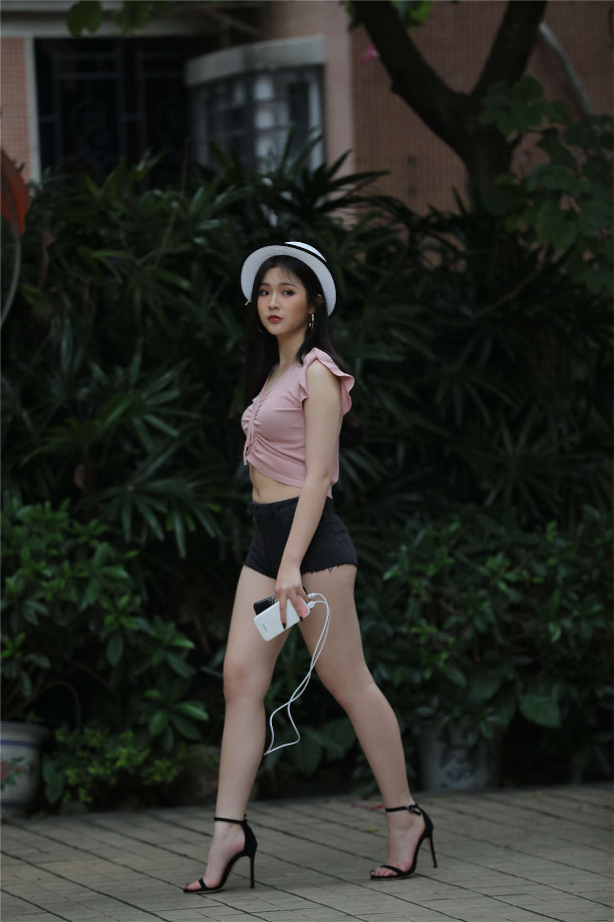 图片[2]-[魔镜原创摄影]粉衣超短裤白色帽子美女高清原图-日更街拍