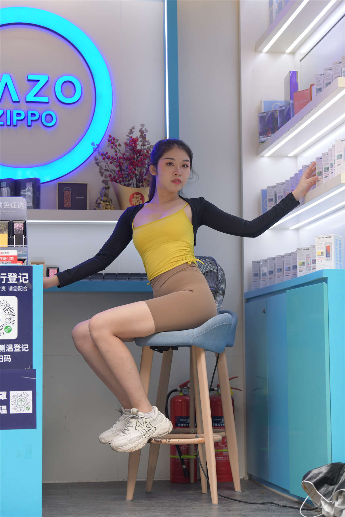 图片[2]-[魔镜原创摄影]一始街拍作品 灰色短裤女孩-日更街拍