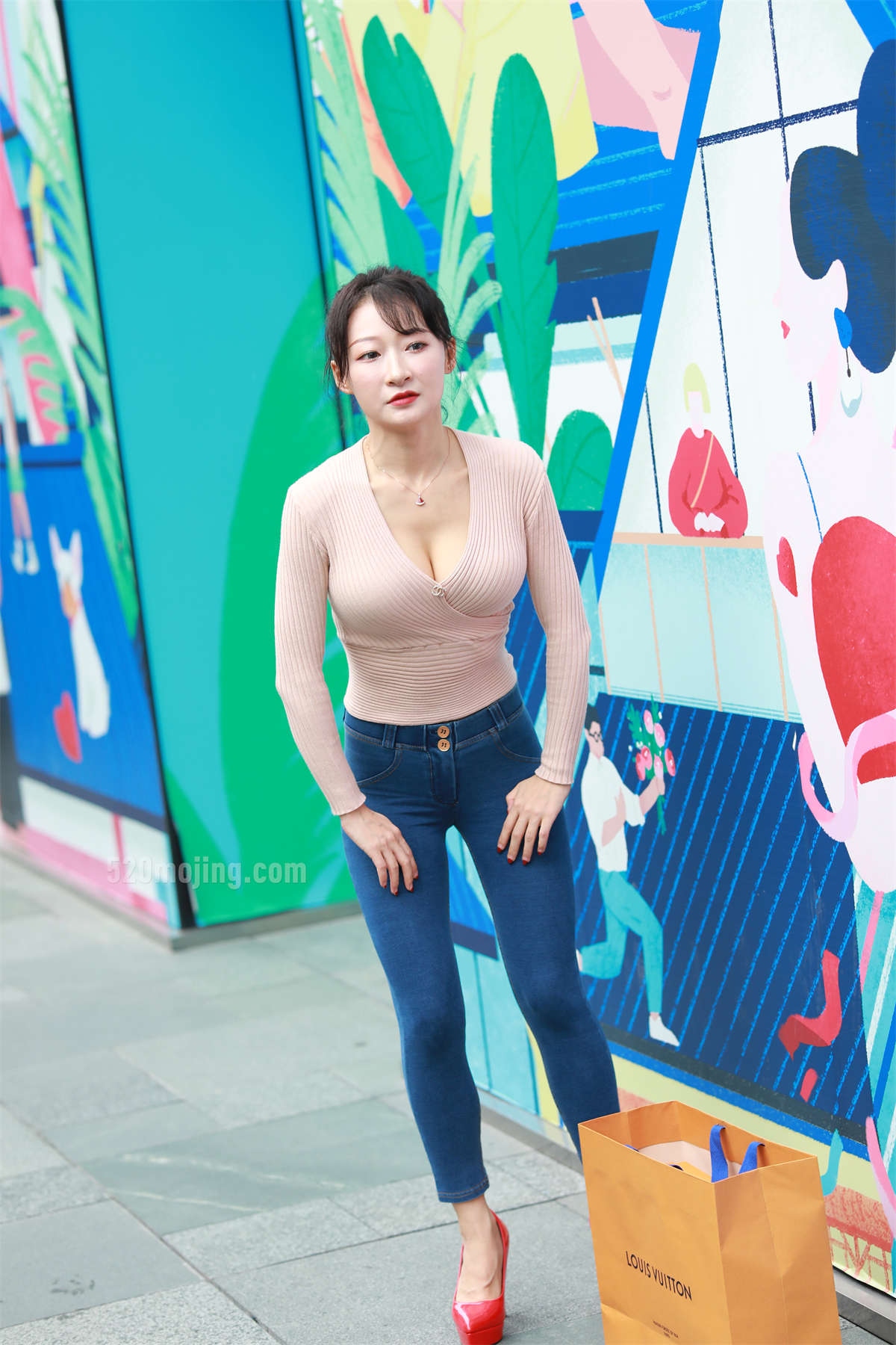 图片[2]-[魔镜原创摄影]紧身牛仔红高丰满美女模拍高清图-日更街拍