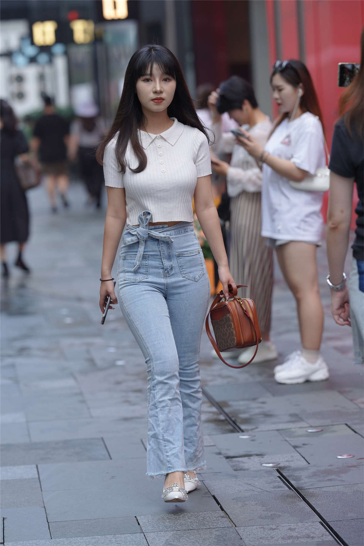 高腰牛仔紧身裤美女-日更街拍