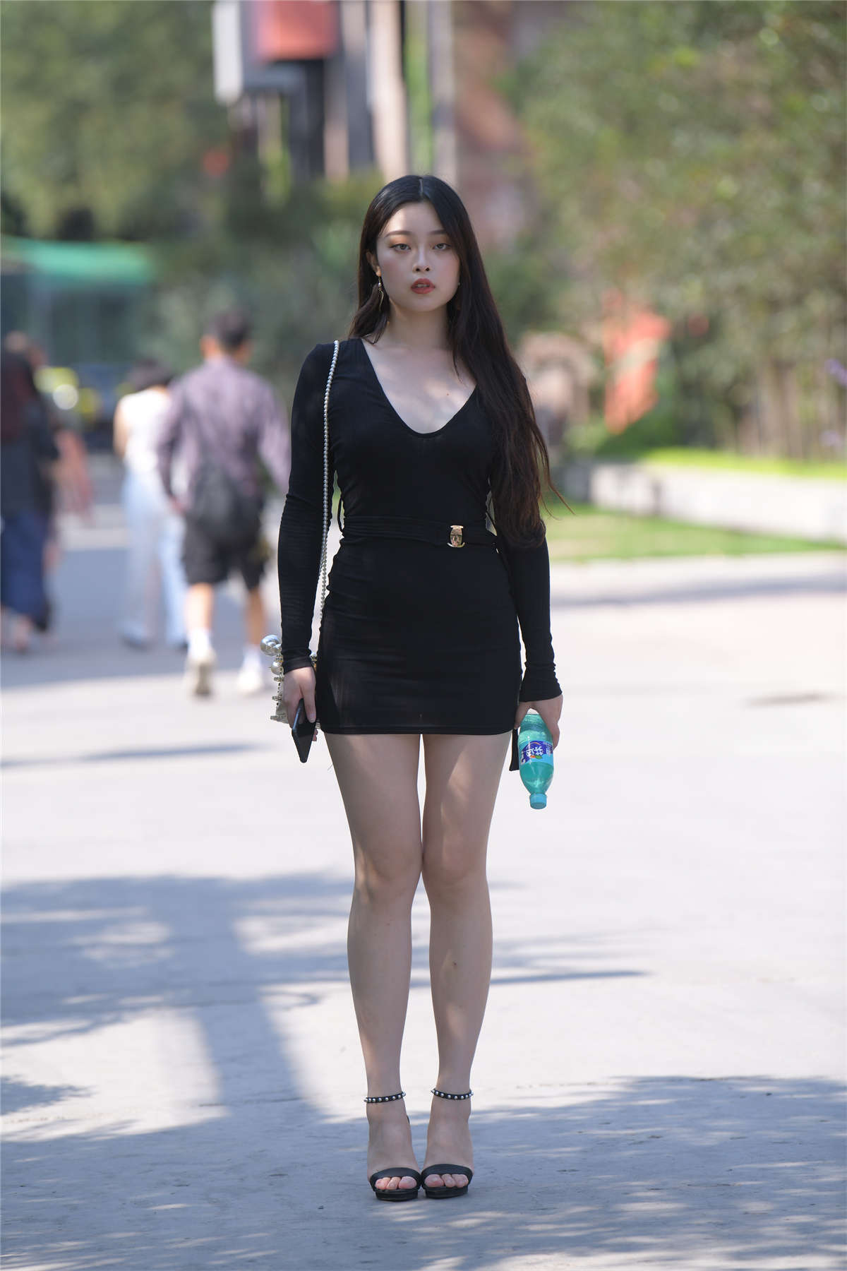 图片[2]-[魔镜原创摄影]一始街拍作品 黑色紧身裙美女-日更街拍