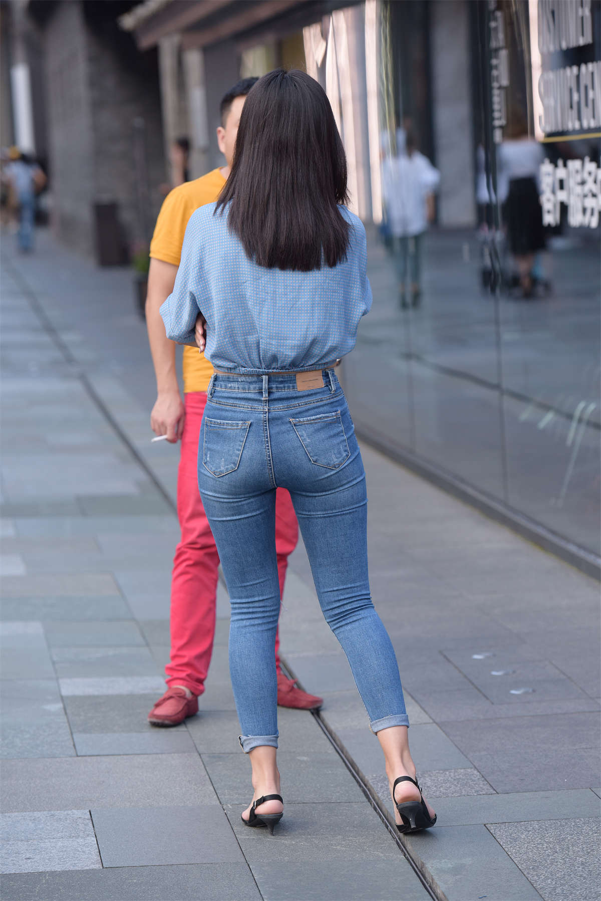 图片[2]-[魔镜原创摄影]阿娜多姿的紧身裤牛仔裤美女-日更街拍