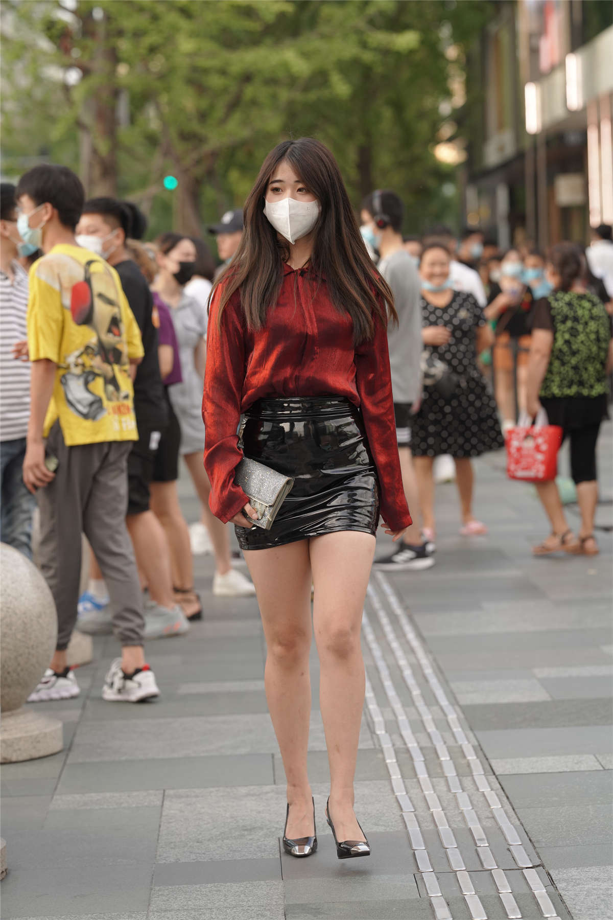 红衣黑色皮裙小姐姐-日更街拍
