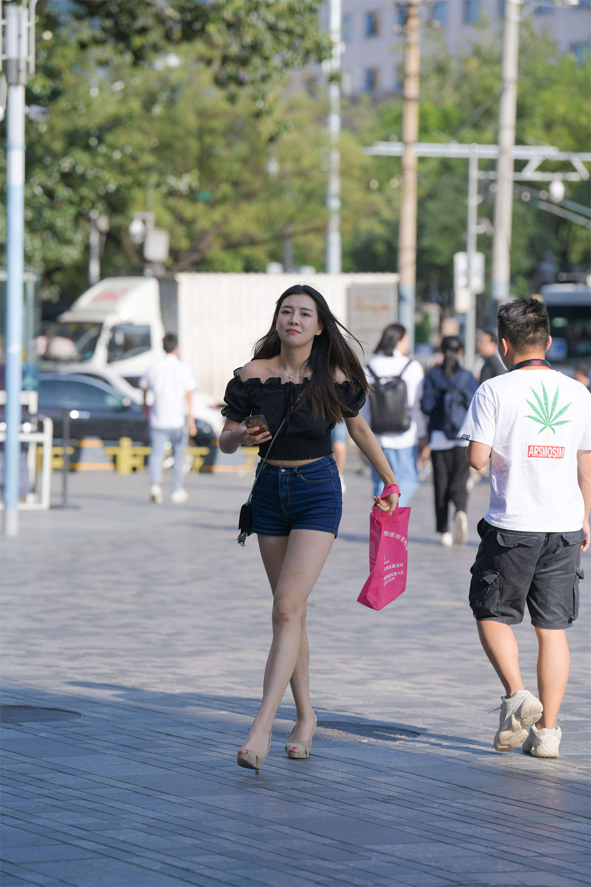 图片[2]-[魔镜原创摄影]美丽动人的热裤小姐姐-日更街拍