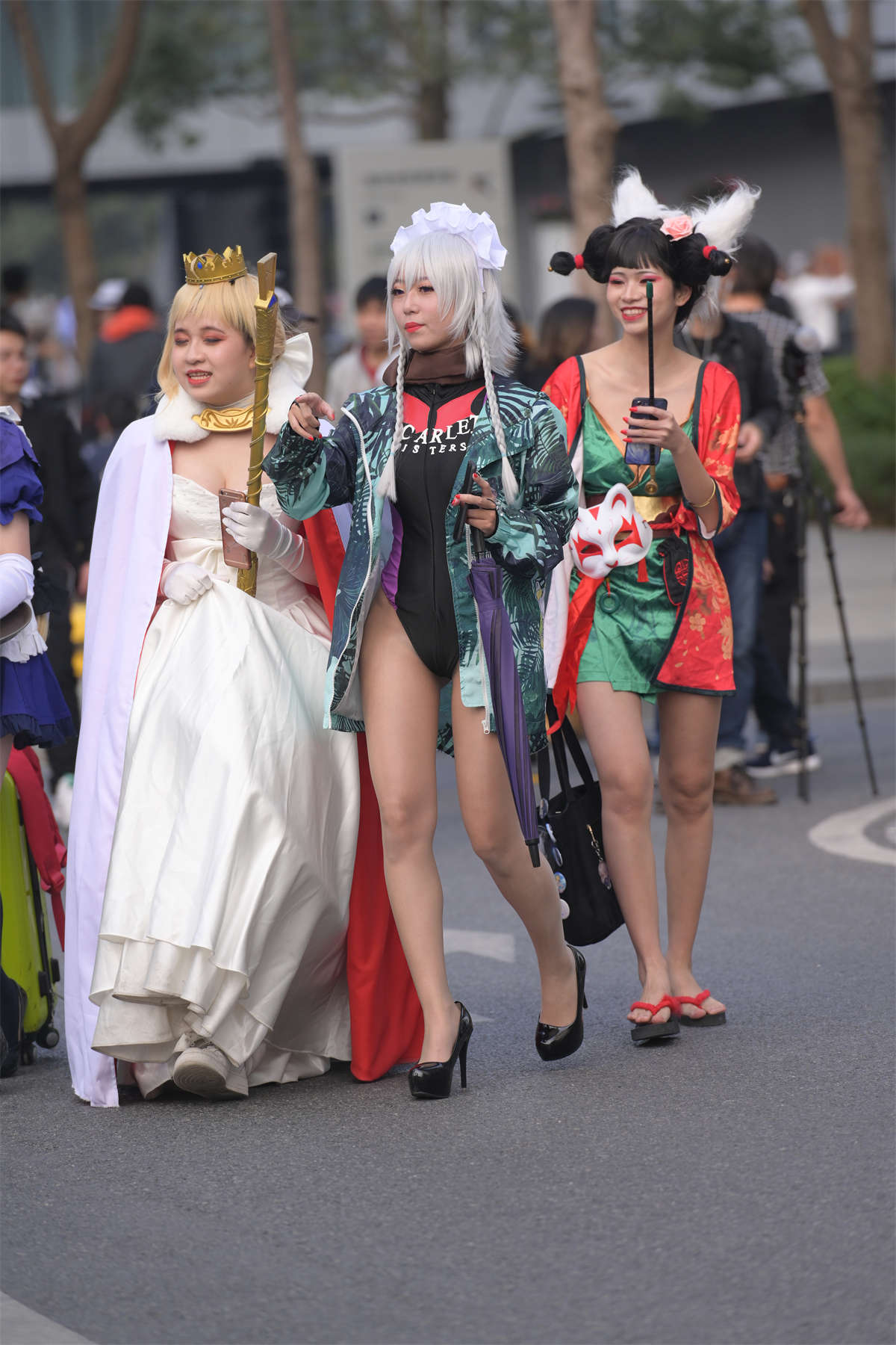 图片[2]-程生街拍作品 – 展会闪亮亮的美长腿-日更街拍