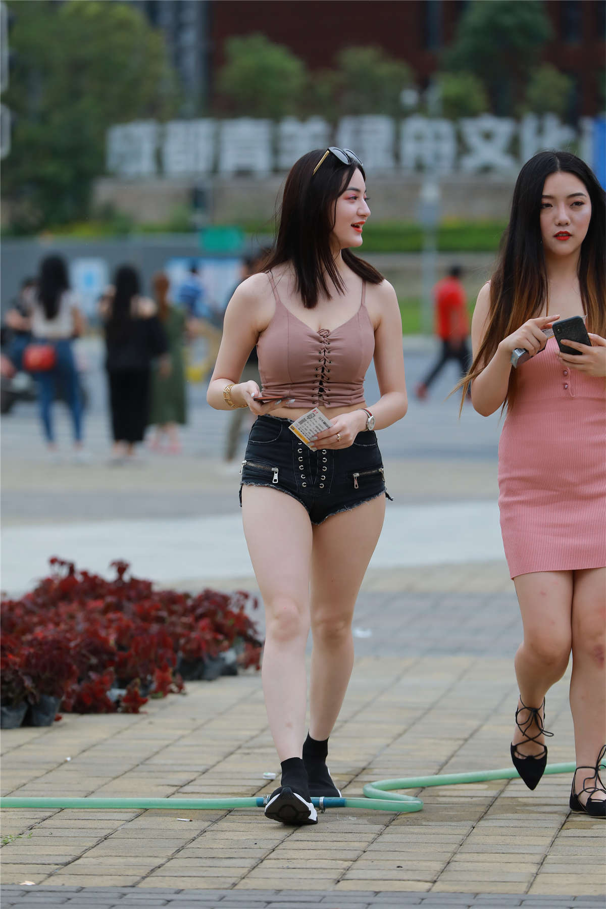 图片[2]-[魔镜原创摄影]成熟性感美女,包臀裙女人味十足-日更街拍