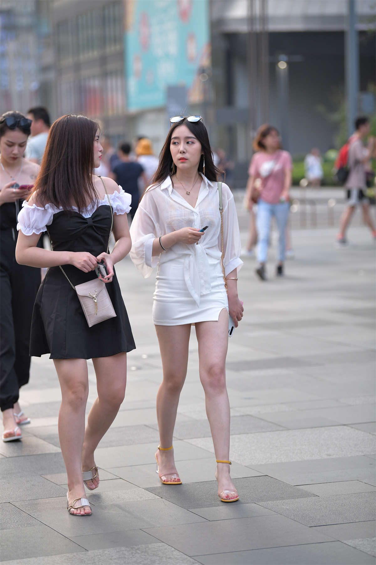 闺蜜之间黑白搭配-日更街拍