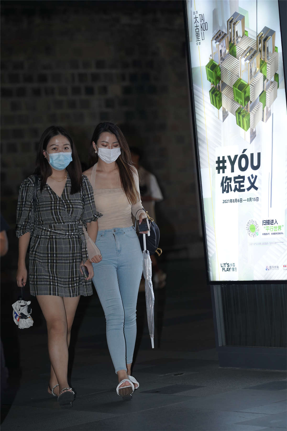 图片[2]-紧身蓝牛仔小姐姐-日更街拍