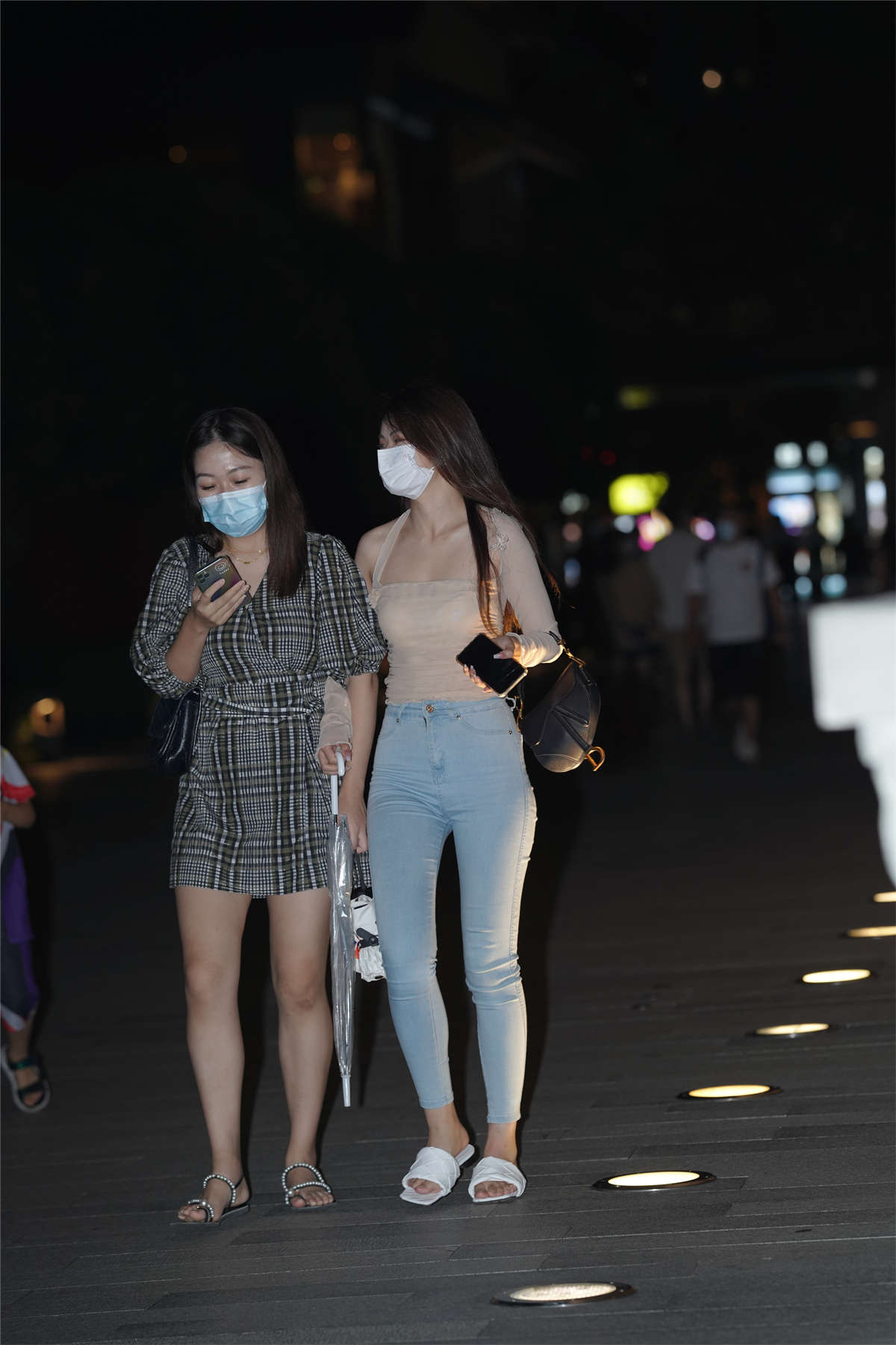 紧身蓝牛仔小姐姐-日更街拍