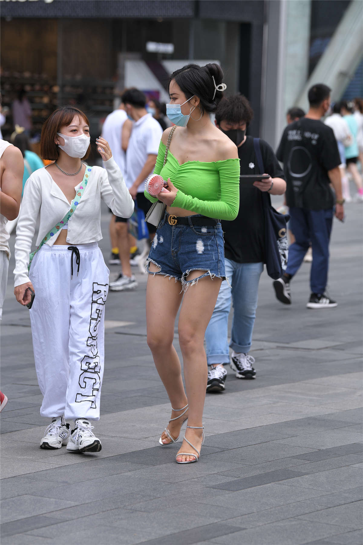 绿衣热裤高跟-日更街拍