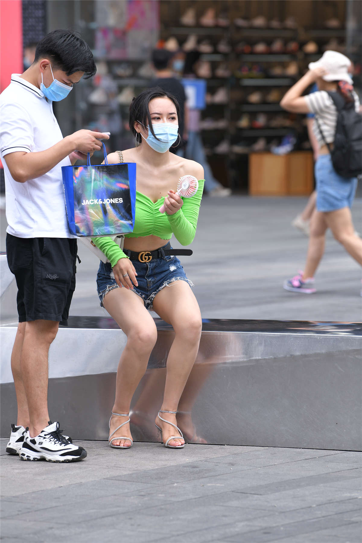 图片[2]-绿衣热裤高跟-日更街拍