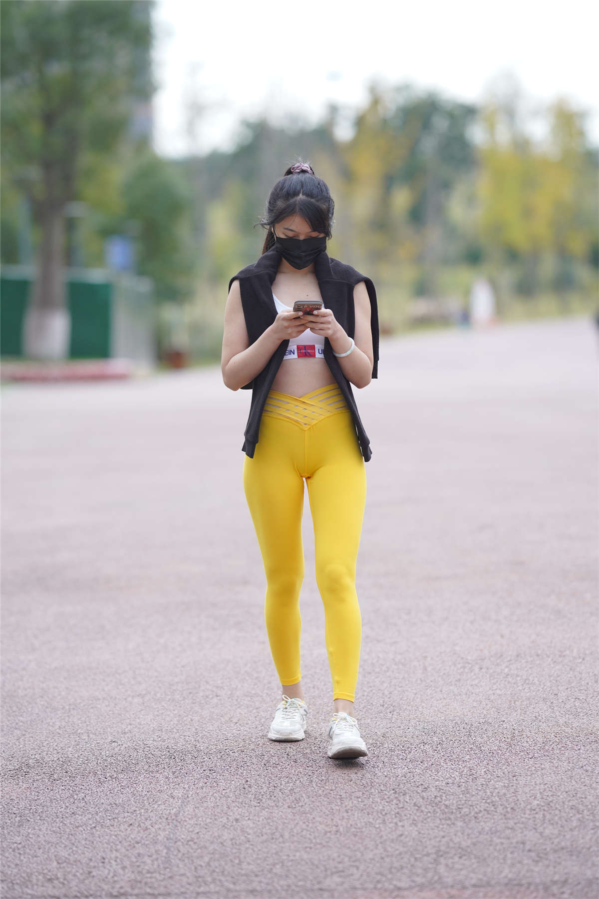 黄色瑜伽裤-日更街拍