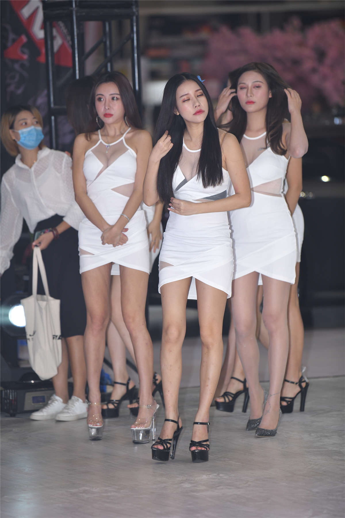 图片[2]-白裙丝袜模特-日更街拍