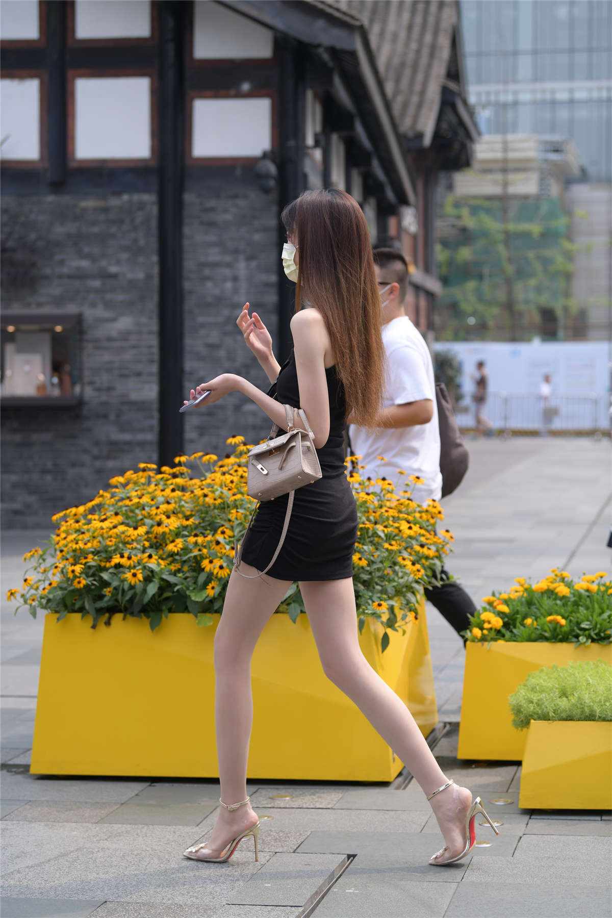 图片[2]-摄神街拍作品 – 性感吊带裙肉丝美腿美女-日更街拍