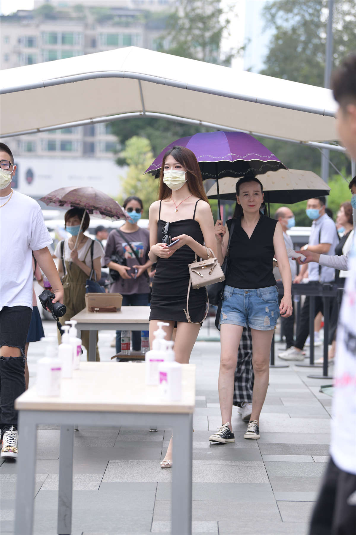摄神街拍作品 – 性感吊带裙肉丝美腿美女-日更街拍