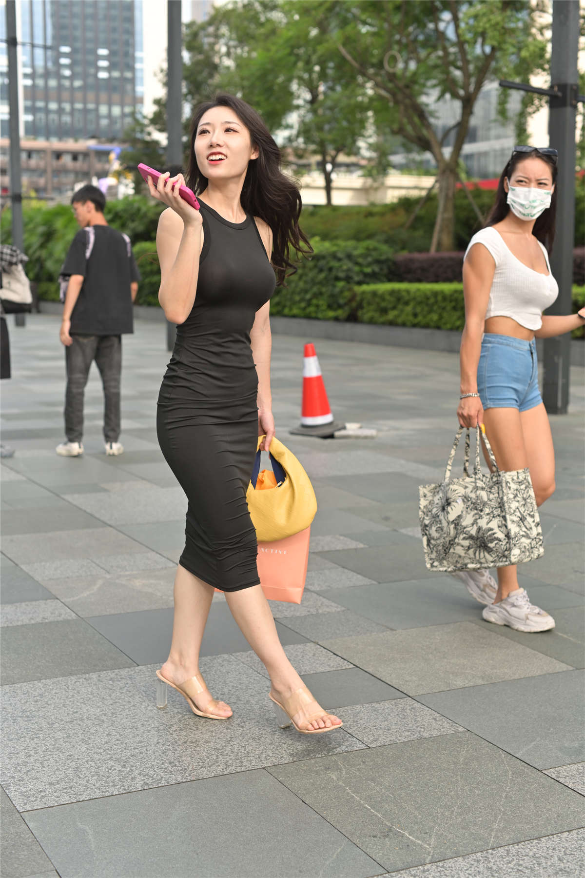 图片[2]-黑色修身长裙-日更街拍