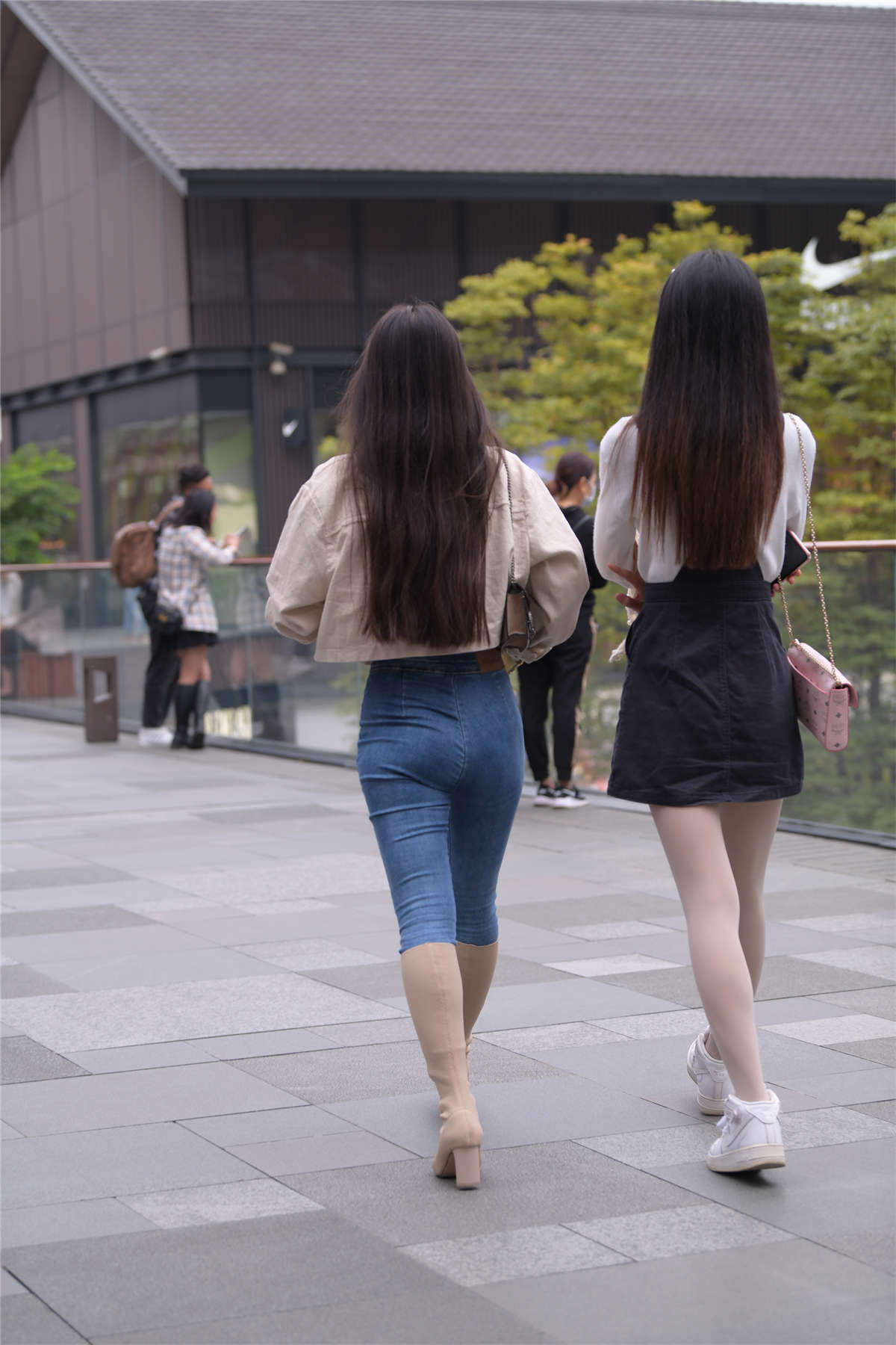 图片[2]-视觉冲击街拍作品 – 身材不错的紧牛小姐姐-日更街拍