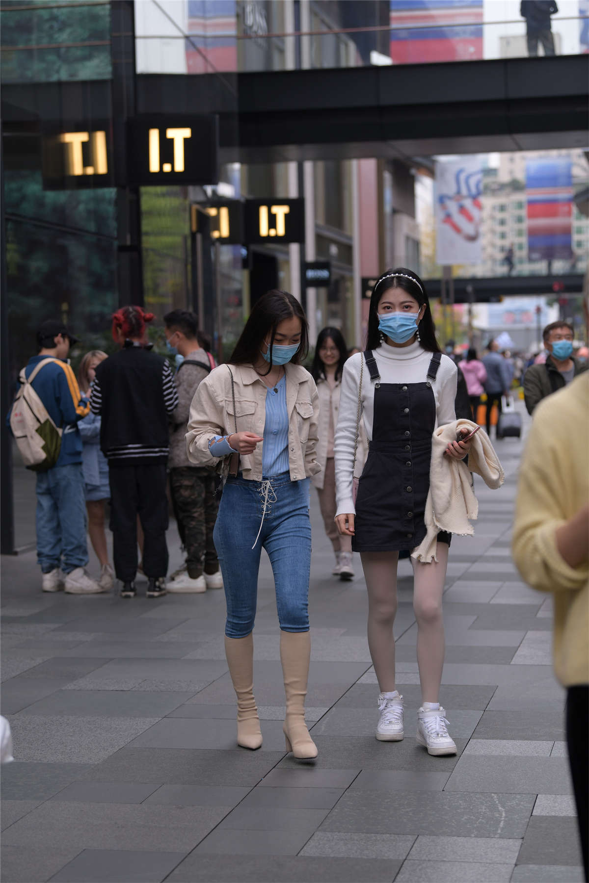 视觉冲击街拍作品 – 身材不错的紧牛小姐姐-日更街拍