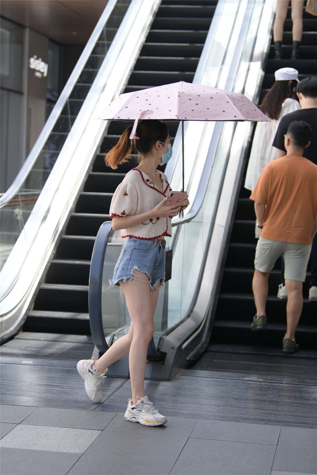 图片[2]-摄神街拍作品 – 夏日热裤美眉-日更街拍