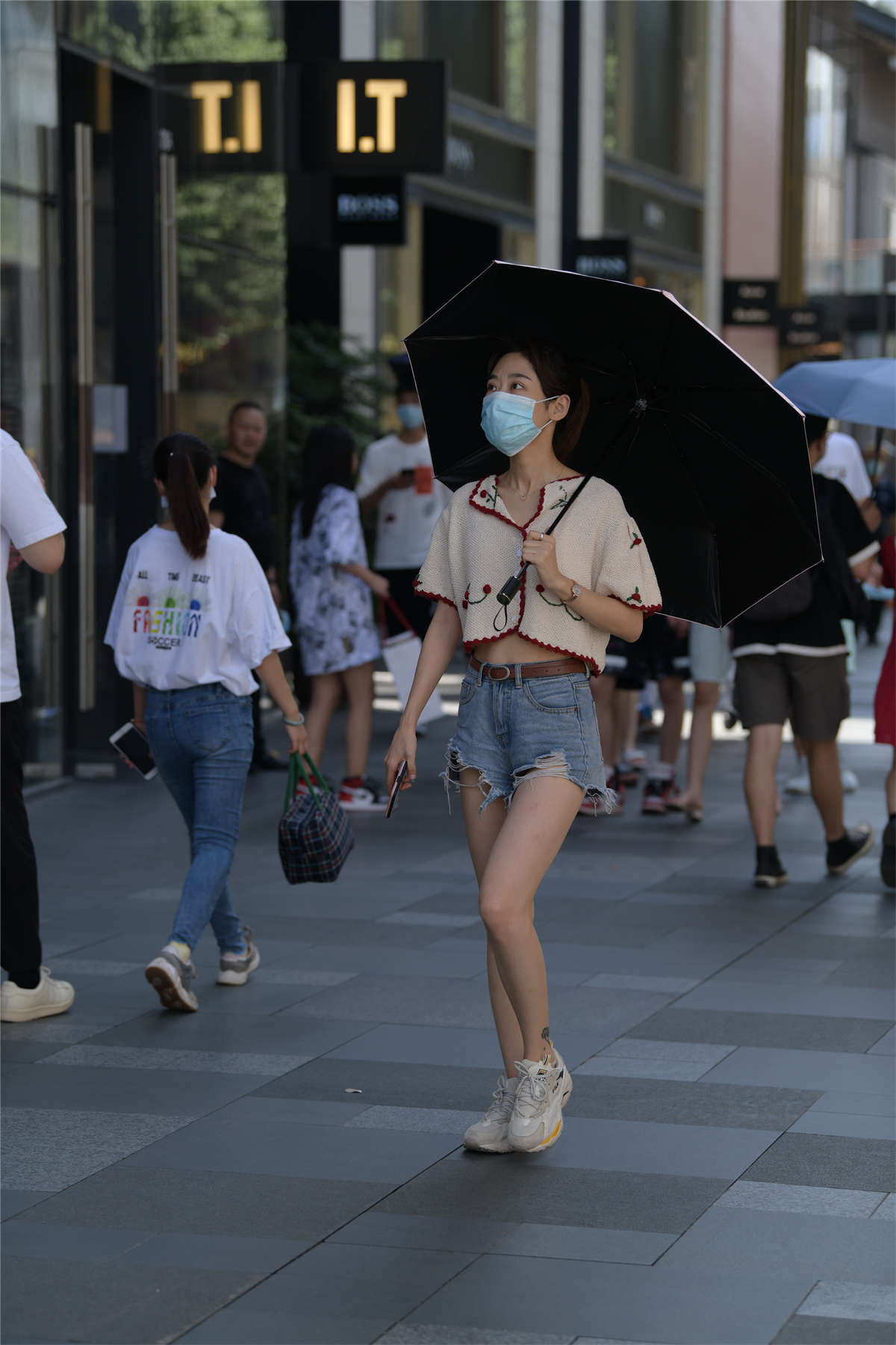 摄神街拍作品 – 夏日热裤美眉-日更街拍