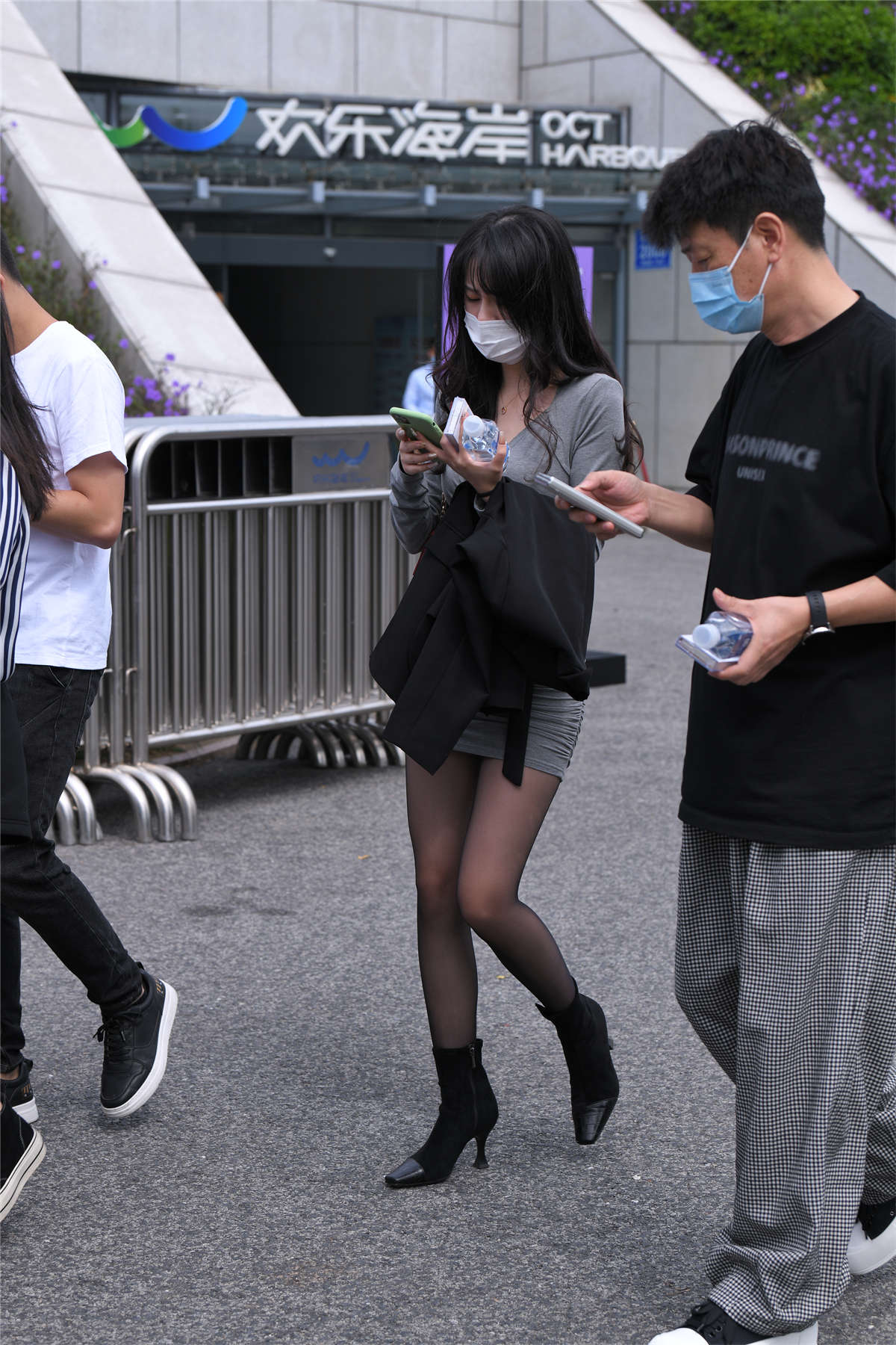 灰短裙黑丝-日更街拍