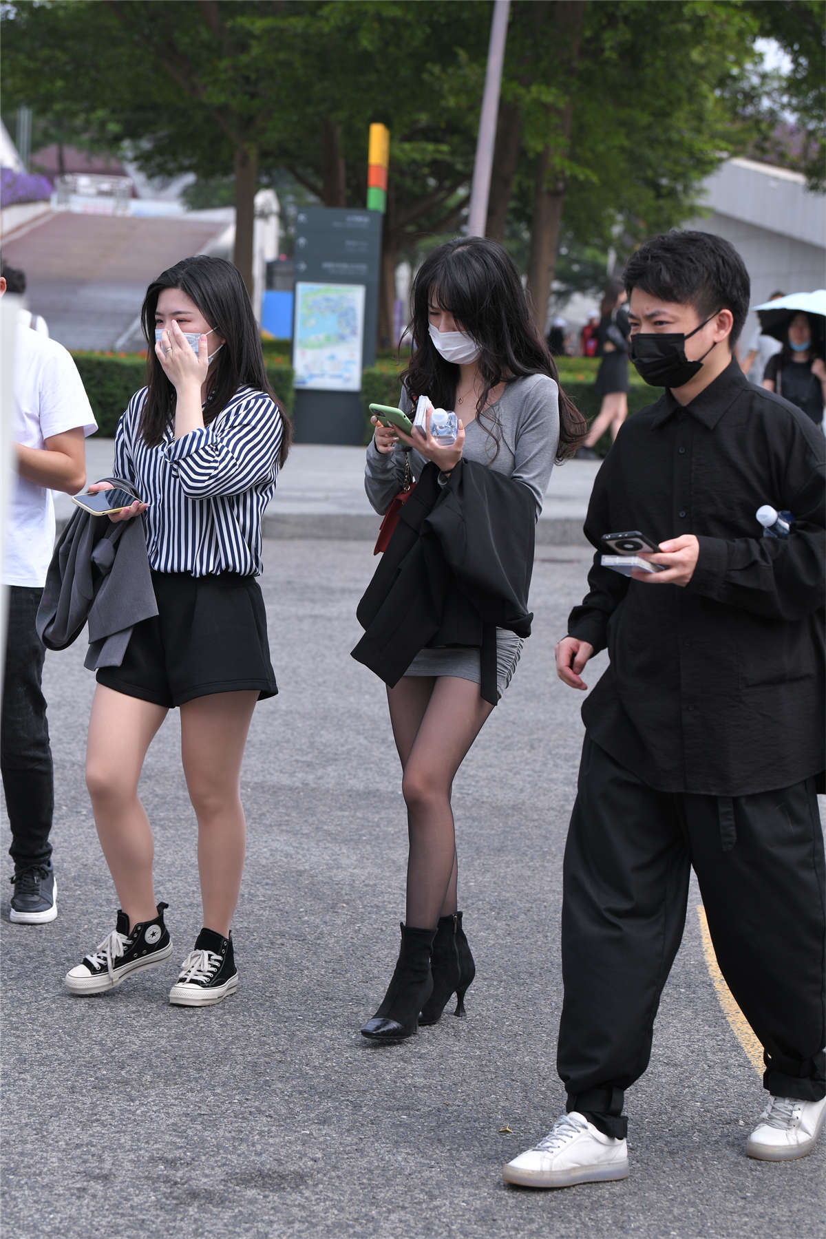 图片[2]-灰短裙黑丝-日更街拍