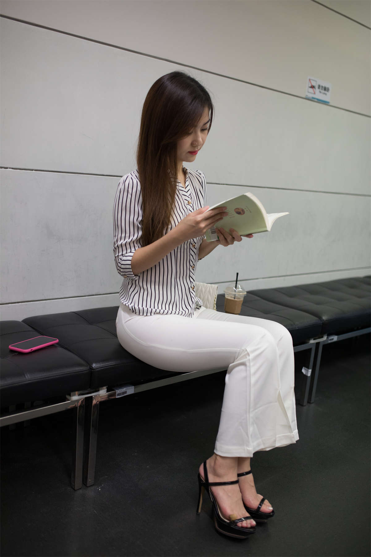 图片[2]-白色西裤美女-日更街拍