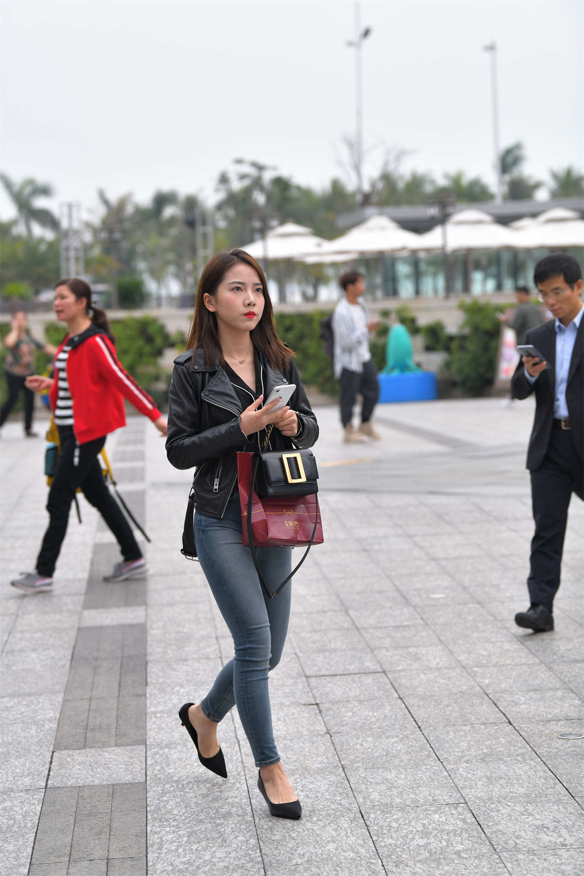 图片[2]-飒爽皮衣牛仔-日更街拍