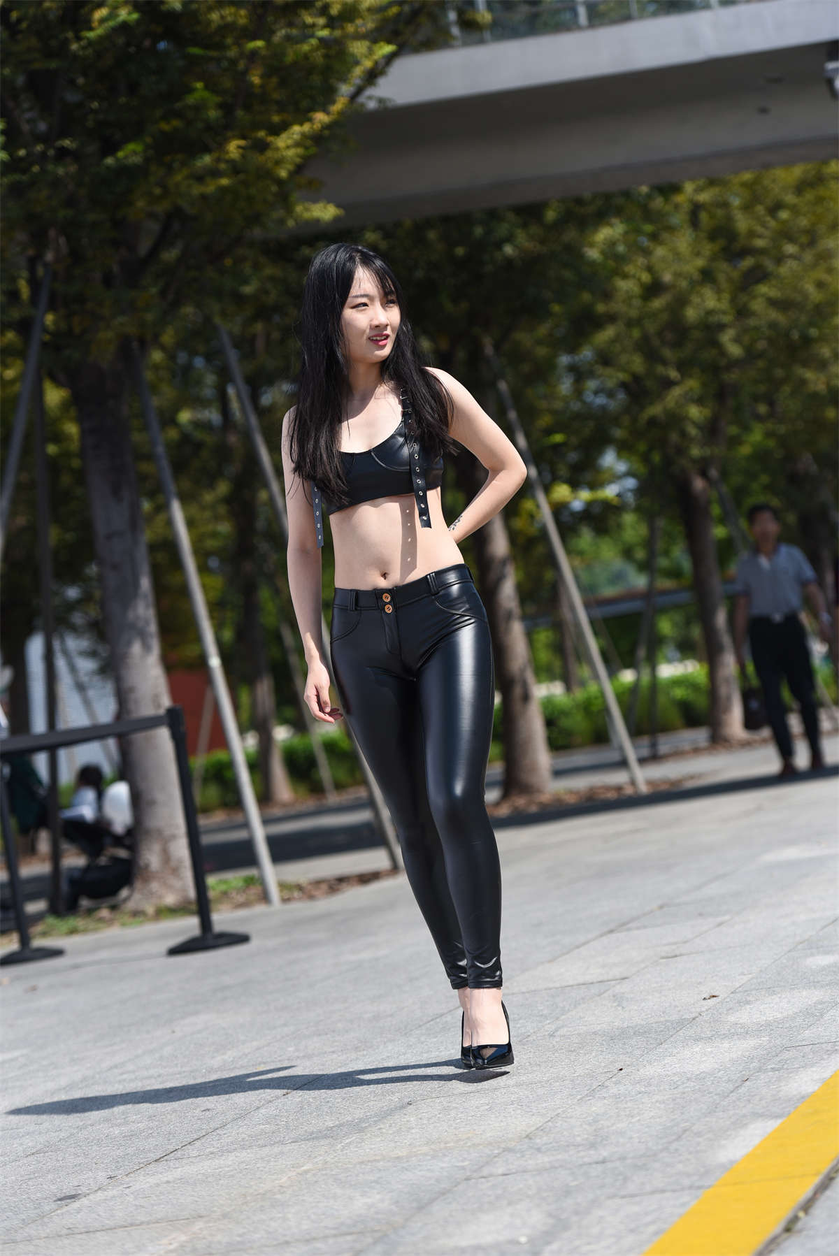 图片[2]-[魔镜原创摄影]紧身皮裤美女模拍原图-日更街拍