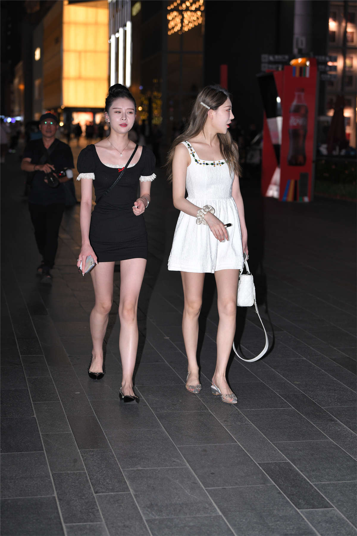 图片[2]-黑白配美女闺蜜街拍-日更街拍